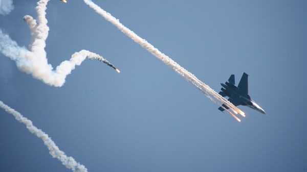 Причиной столкновения Су-27 могла стать ошибка пилотирования - источник