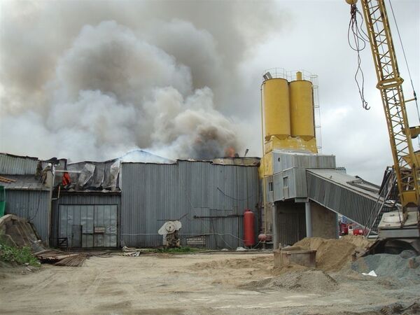 Крупный пожар в рыбоперерабатывающем цехе Южно-Сахалинска