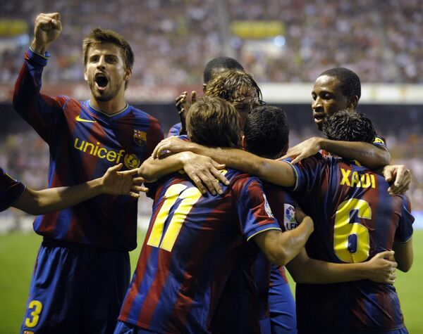Футболисты Барселоны радуются победе