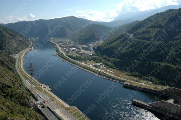 Виды Саяно-Шушенской ГЭС на сибирской реке Енисей