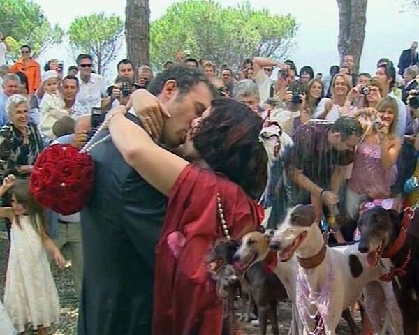 60 собак стали почетными гостями на свадьбе собаководов
