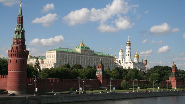 Вид на Водовзводную башню Московского Кремля с Кремлевской набережной