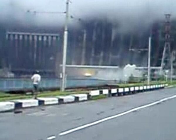 Момент взрыва на Саяно-Шушенской ГЭС. Видео очевидца
