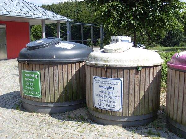 Туалет и бачки для мусора на придорожной парковке под Нюрнбергом