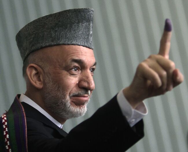 Действующий президент Афганистана Хамид Карзай после голосования на выборах