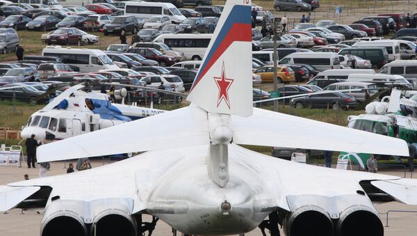 Сверхзвуковой стратегический бомбардировщик-ракетоносец Ту-160, архивное фото