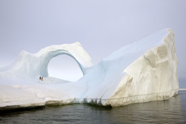 Айсберг в Северном ледовитом океане. Архив