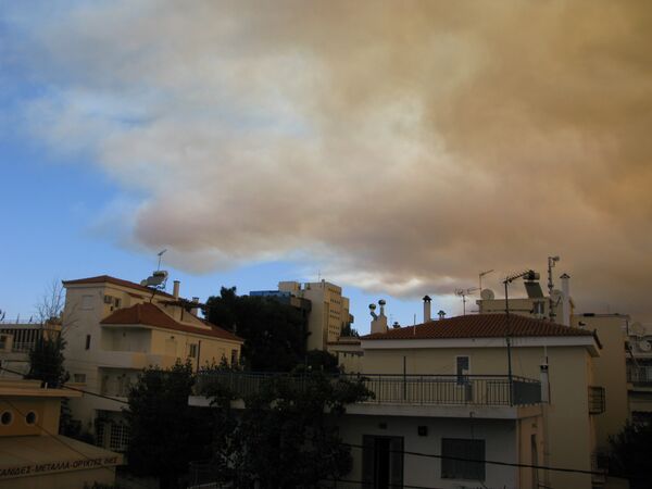 Мощный лесной пожар распространяется к востоку от Афин