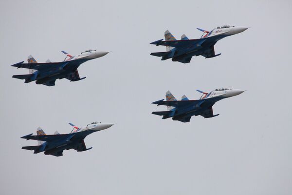 Пилотажная группа Русские витязи на четырех истребителях Су-27