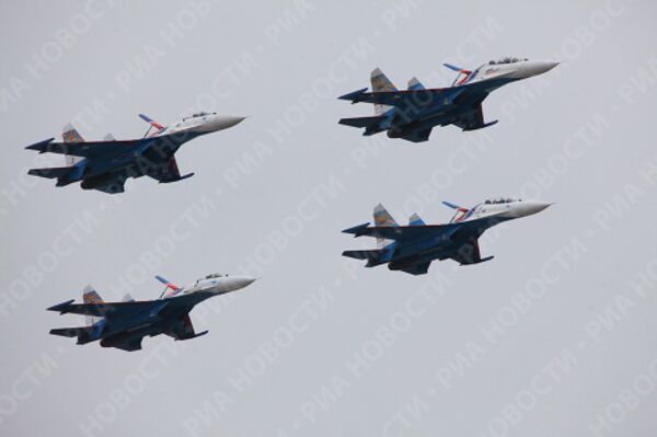 Пилотажная группа Русские витязи на четырех истребителях Су-27