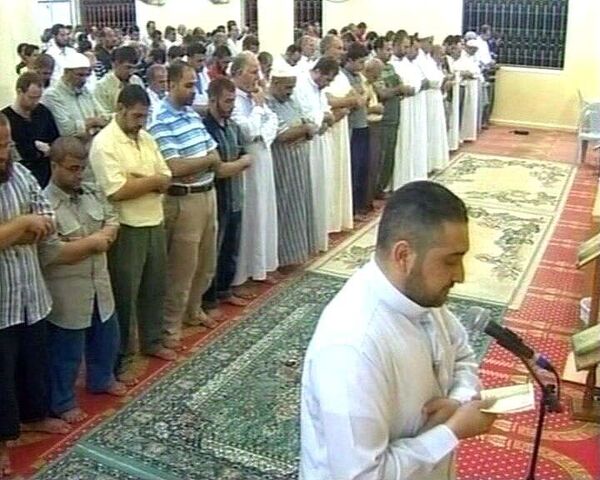 Мусульмане отмечают окончание первого дневного поста в Рамадан 