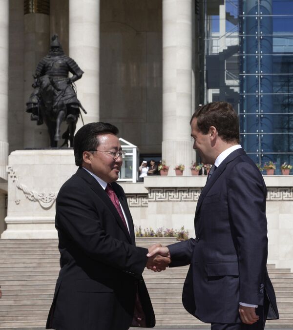 Президент России Дмитрий Медведев и президент Монголии Цахиагийн Элбэгдорж
