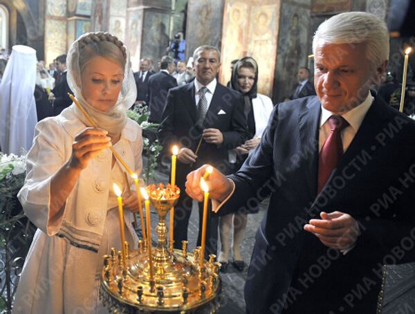 Премьер-министр Украины Юлия Тимошенко и председатель Верховной Рады Владимир Литвин в Софийском соборе Киева
