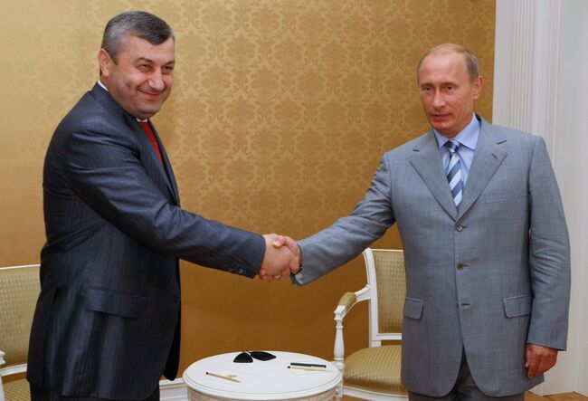 Встреча премьер-министра РФ В. Путина с президентом Южной Осетии Э. Кокойты