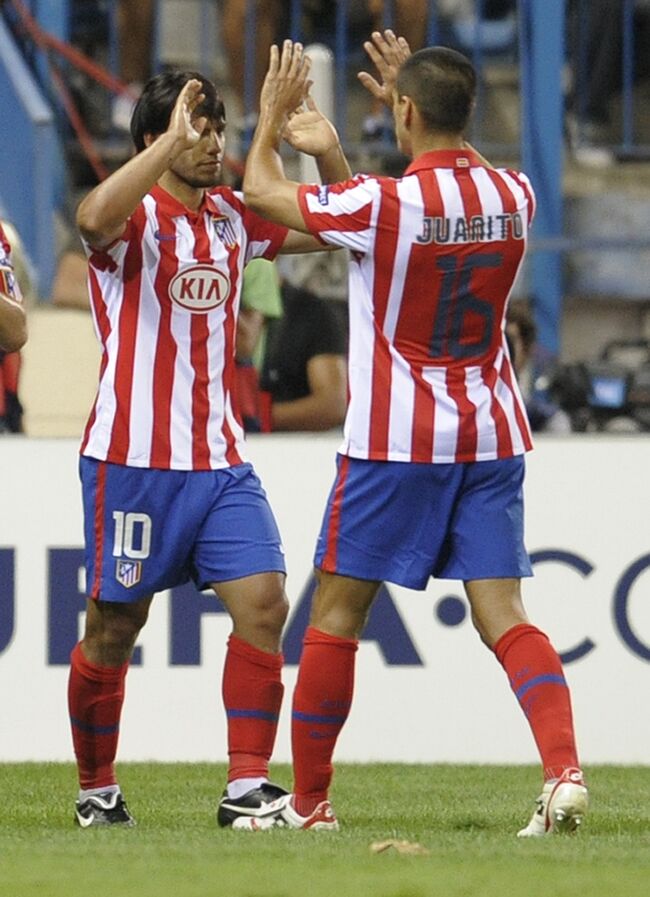 Футболисты мадридского Атлетико Серхио Агуэро (слева) и Хуанито