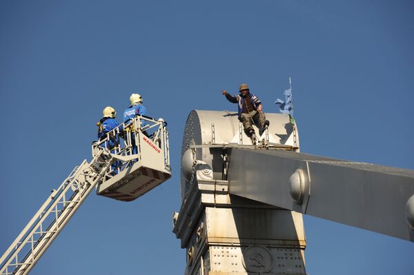 Спасатели сняли мужчину с Крымского моста в Москве