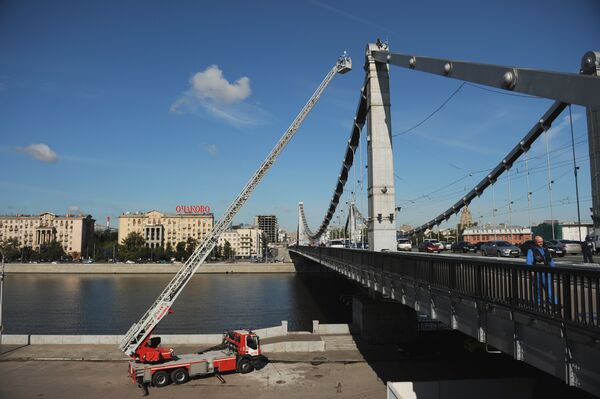 Спасатели у Крымского моста в Москве. Архив