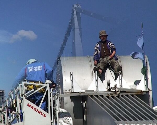 Неизвестного мужчину с флагом сняли с Крымского моста 