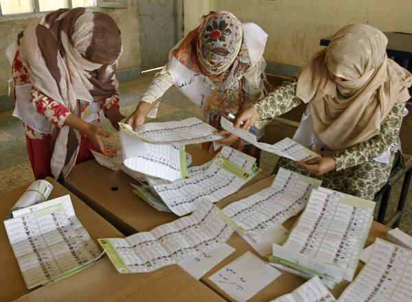 Выборы в Афганистане: Карзай лидирует, оппоненты говорят о подтасовках
