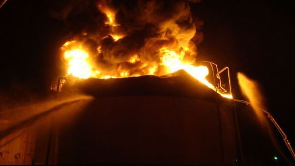 Пожар на нефтяных резервуарах в Оренбургской области