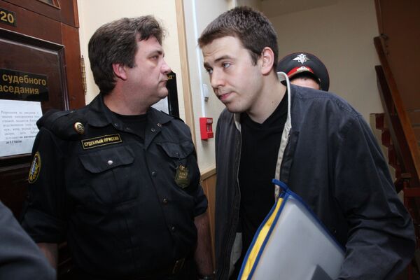 Иван Белоусов, обвиняемый по статьям хулиганство и незаконный оборот оружия и взрывчатых веществ, в Тверском суде
