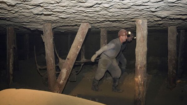 Десять шахтеров заблокированы под землей из-за обвала шахты в Китае