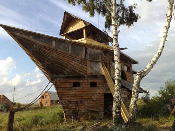 Кемеровчанин срубил из дерева дом-корабль высотой 9 метров