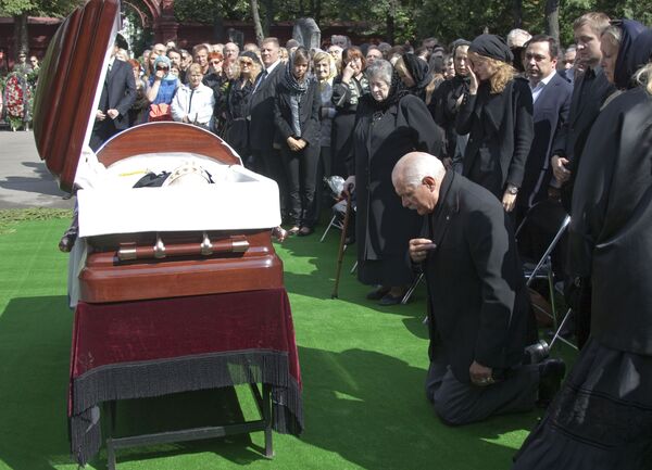 Сын покойного, председатель Союза кинематографистов России Никита Михалков на похоронах поэта Сергея Михалкова на Новодевичьем кладбище