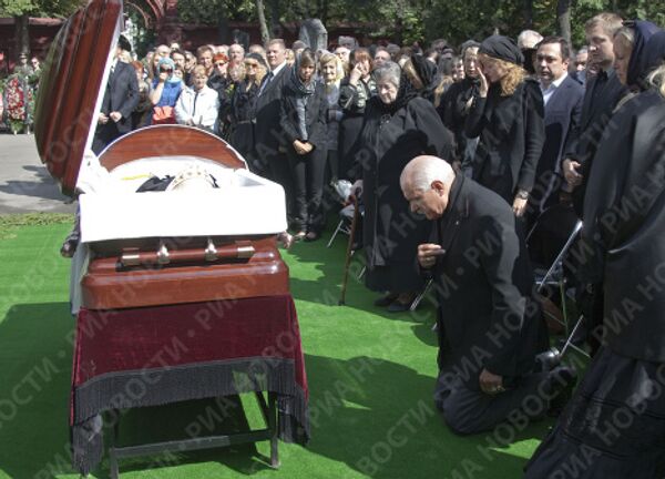 На похоронах поэта Сергея Михалкова на Новодевичьем кладбище в Москве