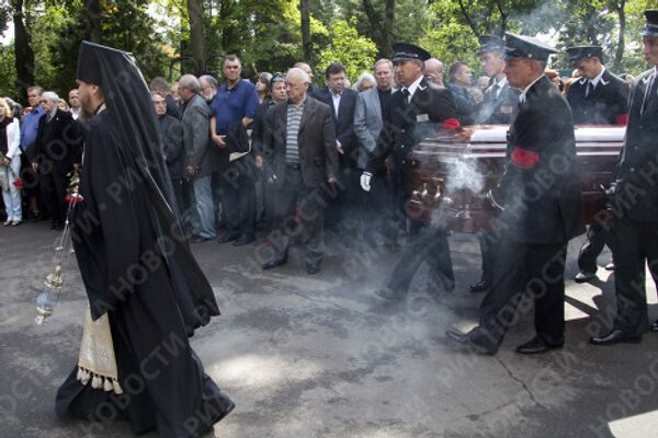 На похоронах поэта Сергея Михалкова на Новодевичьем кладбище в Москве