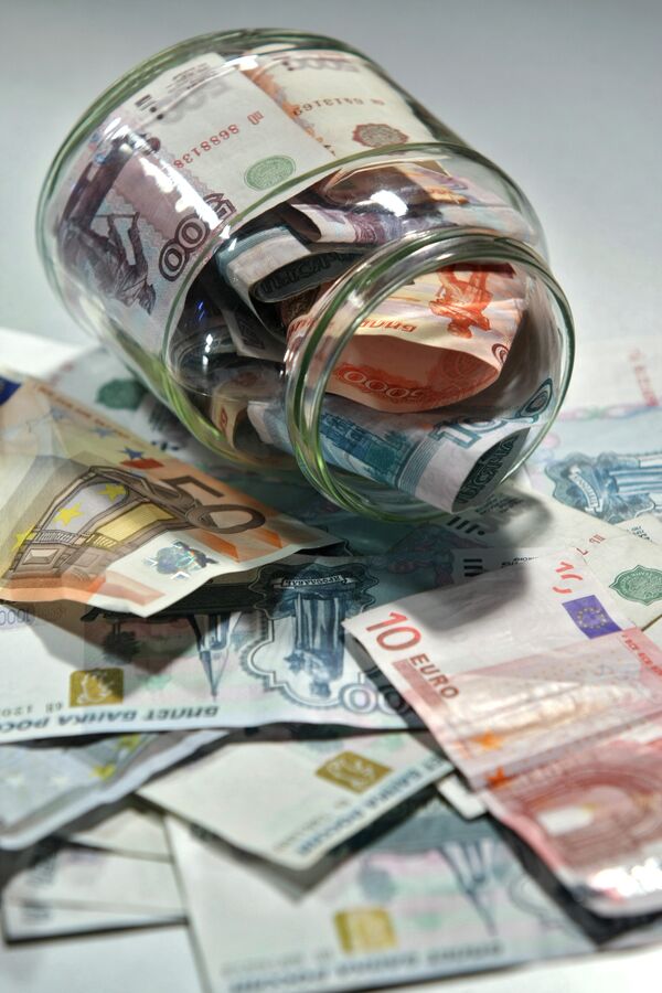 Рубль подорожал к евро на 35 коп, подешевел к доллару на 4 коп