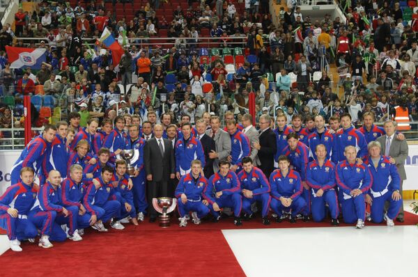 Премьер-министр РФ Владимир Путин после окончания первой открытой тренировки национальной сборной по хоккею