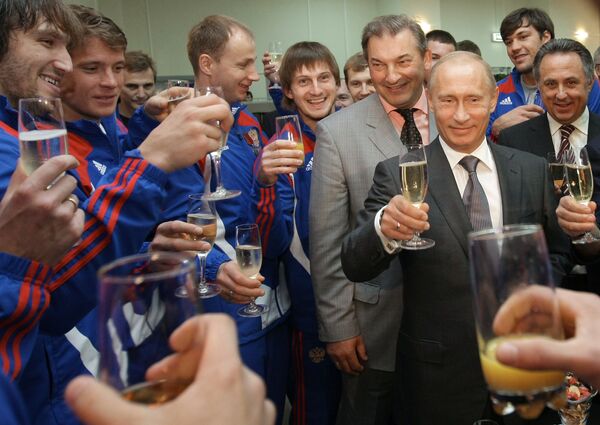 Премьер-министр РФ Владимир Путин во время встречи с членами сборной России по хоккею