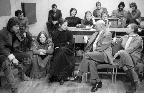 Кинорежиссёр Герасимов и артистка Макарова со своими учениками