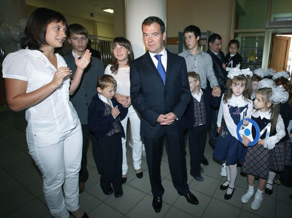 Президент России Дмитрий Медведев в день начала учебного года посетил московскую общеобразовательную школу №518 в Замоскворечье.