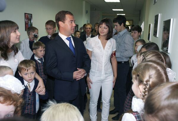 Президент России Дмитрий Медведев в день начала учебного года посетил московскую общеобразовательную школу №518 в Замоскворечье.