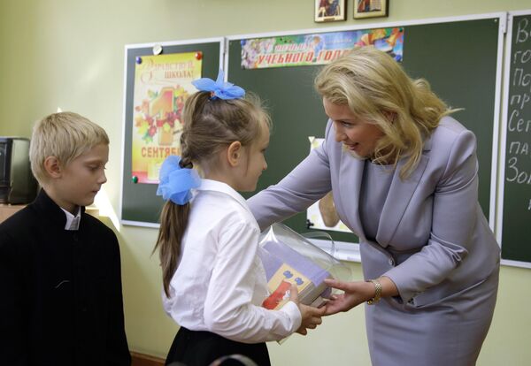 Супруга президента РФ Светлана Медведева в школе. Архив