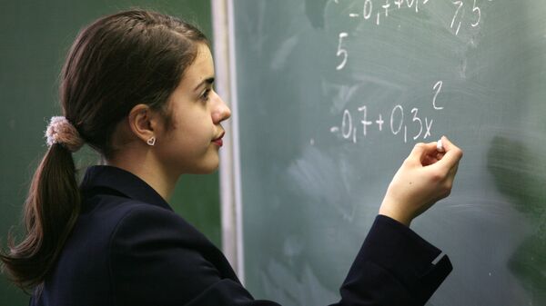Алгебра и русский язык - важнейшие предметы в школе, считают россияне