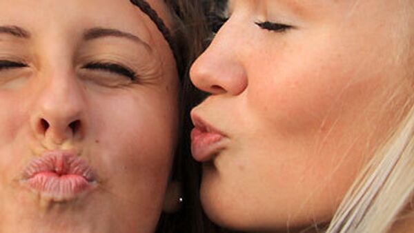 Школьникам во Франции запретили целоваться, чтобы не заразиться A/H1N1