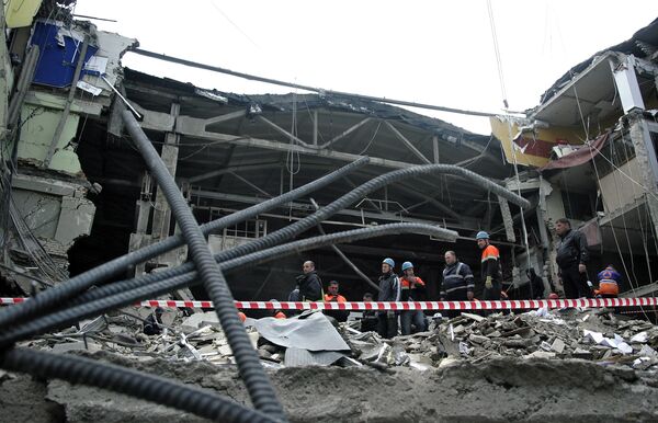 Три человека находятся под завалами после обрушения парковки в Москве