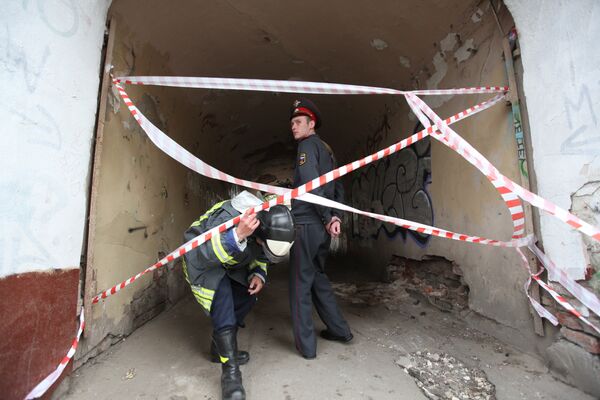 Еще двое человек спасены из-под завалов автопарковки в Москве - МЧС