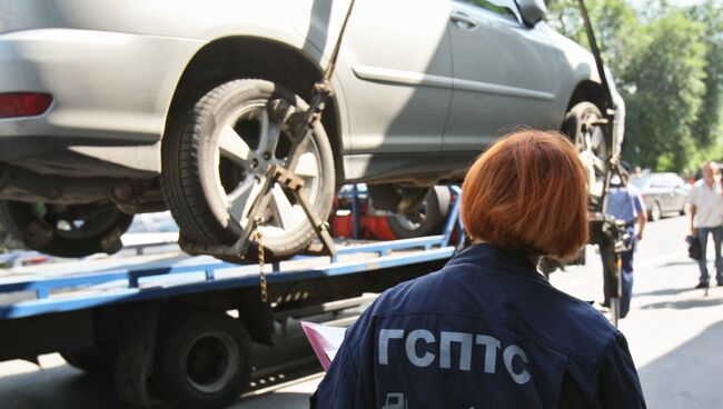 Эвакуация припаркованного автомобиля. Архив