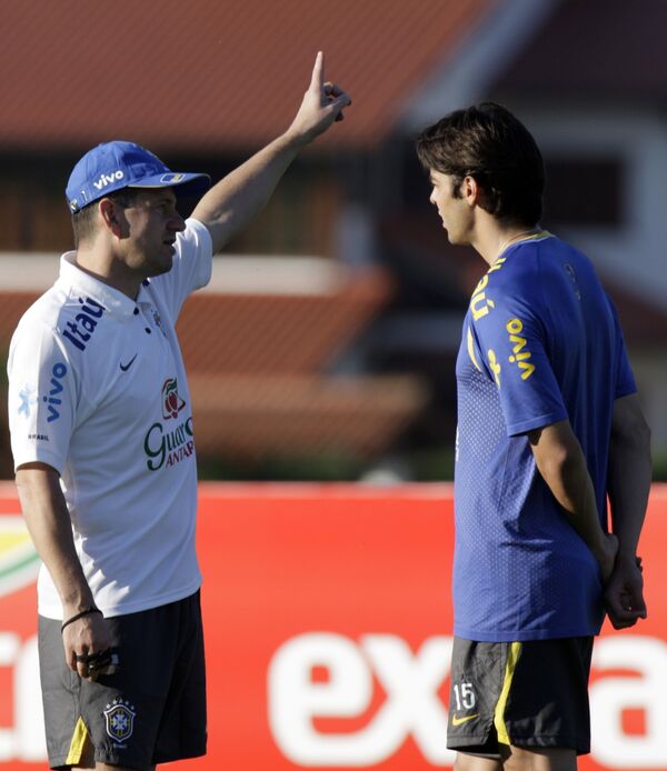 Главный тренер бразильской сборной Дунга (слева) и лидер атак бразильцев Кака