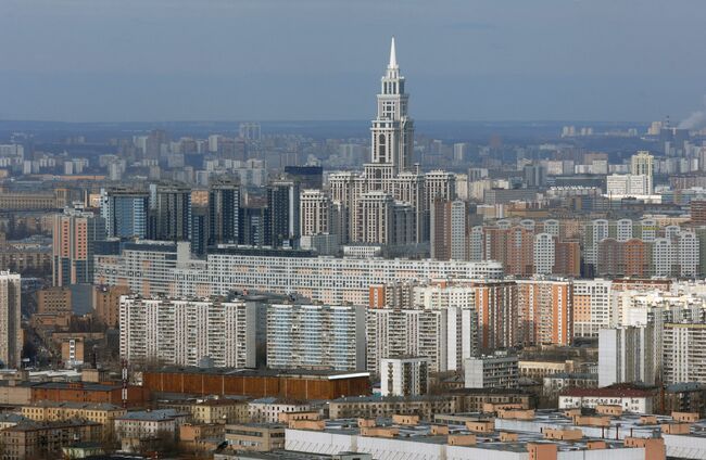 Вид на высотное здание у метро Аэропорт