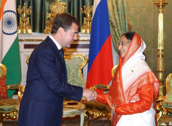 Президенты России и Индии Дмитрий Медведев и Пратибха Патил на встрече в Москве