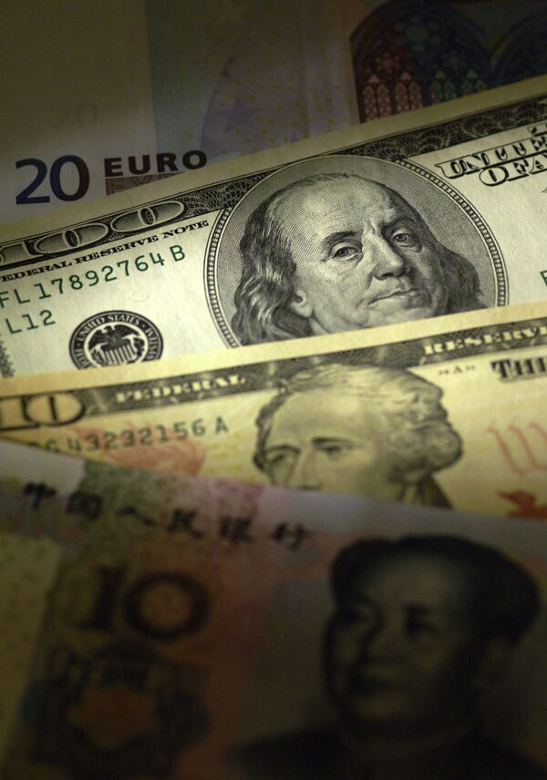 Доллар в понедельник подешевел к евро до трехнедельного минимума