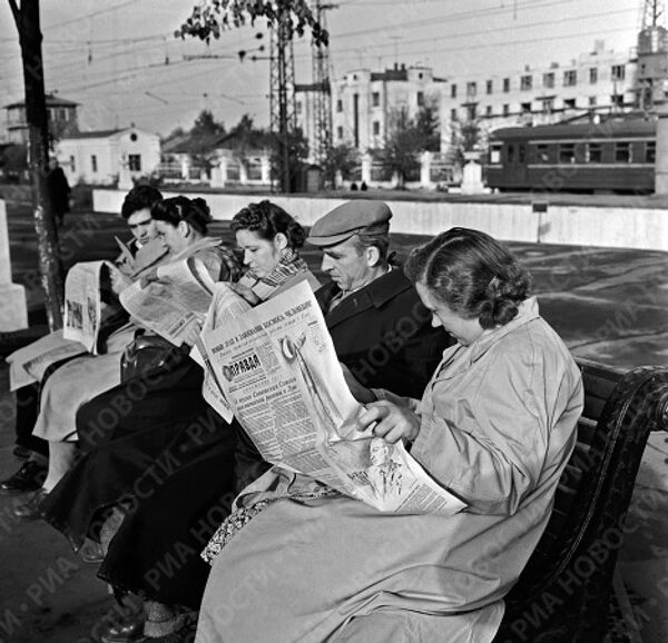 Москвичи, читающие газеты