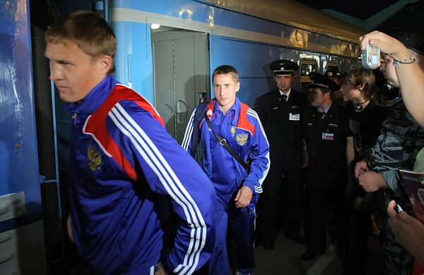 Футболисты Александр Бухаров и Владимир Быстров (слева направо)