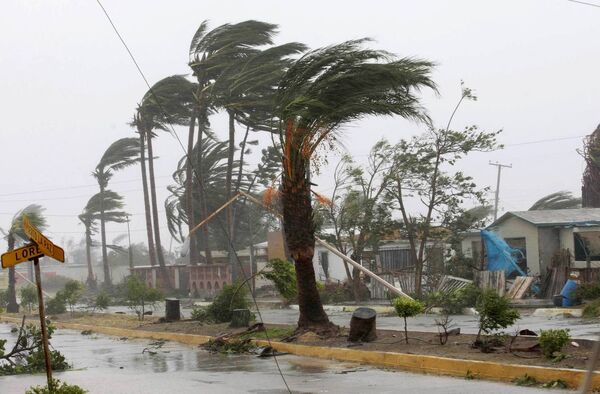 Ураган Химена у побережья Мексики