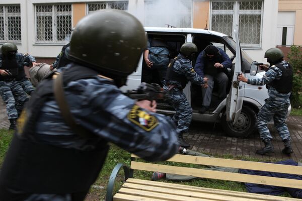 Милиция штурмует горящую квартиру в Москве, откуда ведется стрельба